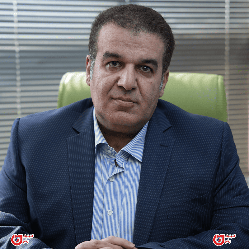 دکتر بابک ثابت، پزشک برتر در درمان کیست مویی، نگاه مستقیم به دوربین
